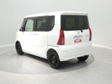 【斜め後方】 後方視界も良く、開放感のある車内。隅々までチェックし、気持ちよくお使いいただけるよう整えました。あなたの日常に寄り添う、これからが楽しみな相棒です。