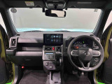 オレンジの差し色&カモフラージュ柄のシートが気分を高める運転席に加えてUV&IRカット機能付きフロントガラスの面積や位置取りが良く、高いアイポイントで前方・右前・左前方向の見通しがいいですよ!