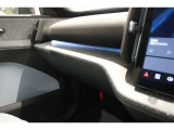 ダッシュボードには大きなセンターディスプレイのみが配置されたシンプルなデザインです