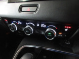 オートエアコンは左右席で独立温度コントロールが可能です。運転席はキンキンに冷やして助手席はマイルドにと言った設定が可能です。暑さ寒さでケンカすることもなくなりますね。