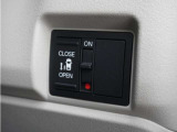 ◆片側電動スライドドア◆狭い駐車場でも乗り降りが楽々♪お子様が隣の車にドアを当ててしまう心配もございません!小さなお子様連れの方もこれで安心。