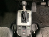 CVT車のセレクトレバーです。低速から高速まで、変速ショックのないスムーズな走りと、エンジン効率のよい領域を維持して燃費にも貢献します。サイドブレーキはスイッチ操作の電子制御パーキングブレーキです。