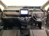 車内は光触媒抗菌消臭施工済です。インパネ周りはスタイリッシュなデザインです。グローブボックスやカップホルダーのほかにトレーなどたくさんの収納スペースが付いています。
