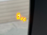 【ブラインドスポットモニター】走行中、ドアミラーの死角になりやすい箇所に後続車が接近するとサイドミラー付近に警告を表示、ドライバーに注意喚起をしてくれます。