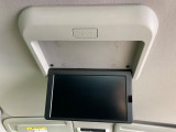 【後席モニター】家族や友人とお出かけする機会が多い方に大人気の後席モニターを装備!見やすい位置に画面がありテレビやDVDの視聴も快適!友達もお子様も、後席にしか乗らなくなるかも??