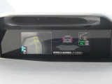 バック時に、バックソナーと運転席から死角になりやすい左前タイヤ付近をモニターできるサイドビューモニターが起動し、状況を表示いたします