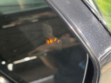 ブラインドスポットモニター『左右斜め後ろを平行して走る車を認識し、車線変更の際に危険を察知するとドライバーへ警告を促します。夜・雨・トンネル内など走行時の環境が悪い時ほど便りになる安全装置です。』