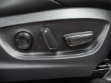 運転席はパワーシートなのでお好みのドライビングポジションに調整可能です♪
