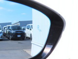 【ブラインドスポットモニター】後方を走る車を確認するための機能です。センサーによって周囲の車両を検知して、ドライバーに伝えてくれるものです。後方にある車両を検知することで、事故を防ぐ確率を高めます。