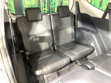 床下収納式のサードシートです。座席部分をコンパクトに収納でき、広大な荷室スペースとしてお使いいただけます!乗車人数や荷物の量など利用シーンに合わせて3列目を有効活用でき、とっても便利♪