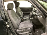 広い足元にゆったり座れるシートには肘掛けも装備しており長距離の運転でも疲れにくくなってます。女性でも運転がしやすいように、シートの高さ調整機能(シートリフター)がついています。