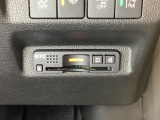 ハンドルの右下にETCがついています。高速道路の料金所の通過も楽々です!。 カードの取り出しもしやすい場所についています。