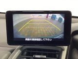 リバースギアに入れるだけで後方の表示へ切り替わります。夜間や雨の日の駐車も楽になりますよ。
