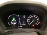 ハイブリット車専用のメーターです。右側の大型スピードメーターに加え、ステアリングスイッチを使って左のマルチインフォメーション・ディスプレイで燃費や動力伝達などの情報が見れるようになっています。