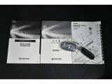 保証書・記録簿・取扱説明書と揃っています。キーの電池は新品にお取替えしてから納車させて頂きます。