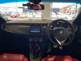 官能的な走行性能とサウンド、「運転している実感」を味わえる操作性 アルミスポーツペダルの採用