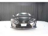 エクステリアは、一目でLEXUSとわかるスピンドルグリルを起点に、人が乗るキャビンの前後を大胆に絞り込んだ菱形のボディと力強く張り出したホイールフレアを融合させ、タイヤの存在を強調しています。