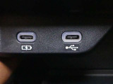 充電用USB端子付き。スマートフォンなどの充電に便利です。
