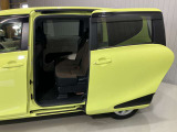 【両側オートスライドドア】子供を乗せたりするのにも隣のお車を気にせずストレスフリー★雨の日などはリモコンキーからドアの開閉ができとても便利な両側オートスライドドア★