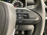 前方の車との車間を設定し、スピードを上げたり緩めたりを自動で行ってくれる追尾式の「レーダークルーズ」。上級装備の一つです!高級車にしかつかない嬉しい機能です。