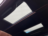 【サンルーフ】開放感たっぷりの希少装備、サンルーフが装着されています!車内に明かりを取り入れたり景色を楽しむ以外にも、車内の空気も簡単に換気できて快適です!