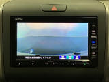 ギヤをR(バック)に入れるとナビの画面に後ろの映像が映るリアカメラ付です。後退時、コンディションが悪い視界でもカラーバックモニターがドライバーをサポートします。