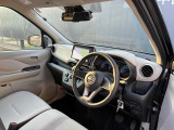車内は落ち着きのアイボリーカラー☆視界も広く背の低い女性でも運転しやすいです(^^)/