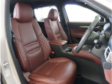 【革シート】上質な革を使用し高級感あふれる革シート。常に体に触れる部分だから、座り心地の良さにはこだわりたいですね。座っていただくと良さがわかります。
