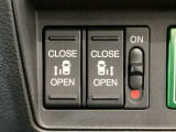 【両側パワースライドドア】両側がパワースライドドアになっており、運転席のスイッチやスマートキーでも開閉が可能です!開口部も広いので乗り降りも楽々♪