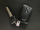電子カードキーを携帯していれば、ドアハンドルやバックドアのリクエストスイッチを押すだけでドアの施錠・解錠が出来ます♪もちろん 遠隔操作も可能です!盗難防止のイモビライザー機能装備ですよ ☆