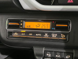 【オートエアコン】一度お好みの温度に設定すれば、車内の温度を検知し風量や温度を自動で調整。暑い&hellip;寒い&hellip;と何度もスイッチ操作をする必要はありません。快適な車内空間には必須の機能ですね♪