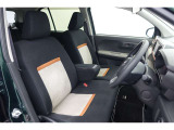 フロントシートはゆったりとしていて開放感があるベンチシートです。車内の移動も楽々です!狭い場所や駐車場で片側をギリギリに停めた際には便利ですよ!
