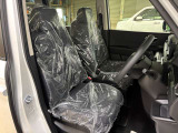 クッション性とホールド性を備えたコンビシートで長時間の運転も疲れにくいです♪