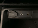 アクセサリーソケットはUSBのアダプターなどをつければ、スマホの充電にも使えます。横にはナビゲーション用の外部入力やスマートフォンなどの充電可能なUSB端子が1個づつついています。
