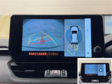 バックガイドモニター付きです。車の後方に小型カメラが付いており、バックする際の後方の様子をモニター上に表示します。加えて、前方の死角を確認するフロントモニターも装備!これで前後安心です