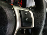 ステアリングには運転中でも簡単に操作できる各種スイッチついてます