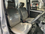 運転席です。シートにはビニールカバーがついているのでお手入れ楽々です。