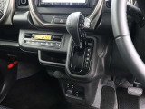 シフトレバー廻りです。