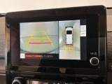 【全周囲カメラ】車両周囲を上から見下ろしたような映像を表示。正確なモニタリングが可能になり、駐車時・幅寄せをアシストします!