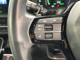 ステアリングにオーディオ操作スイッチが付いています。オーディオ画面に直接タッチしなくても操作が出来ますので、運転に集中できます。