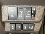 両側電動スライドドアは運転席から操作ができるよう、操作スイッチが付いています。Hondaセンシング用のVSA(ABS+TCS+横滑り抑制)解除と路外逸脱抑制機能などのスイッチがあります。