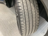 安全に走行するためには空気圧の確認をはじめ溝の深さ、ひび割れの等の点検が必要です。点検時に交換が必要と判断した場合は交換いたします。