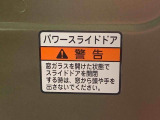 見た目が大事!な外装はぴかっとキレイに磨いており、経年のくすみもよみがえっております。ヘッドライトやドア周辺を磨く際にはマスキングテープを使用して保護しながら丁寧に作業をしております。