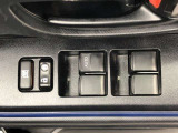 パワーウィンドのスイッチです。運転席に座りながら、助手席や後席の窓を開け閉めできるので大変便利ですよ。