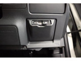 高速道路の必需品ETCを装備。専用のケースに収まっているのでスッキリとしています。