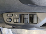 パワーウィンドウのスイッチですよ。 運転席に居ながら窓を開け閉めのコントロールできますよ。 ロック機能で、子供がイタズラして窓を開けるという事も無くなりますよ。