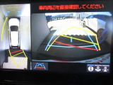 パノラミックビューモニター付きです。車両を上から見たような映像をディスプレイオーディオ画面に表示、運転席からの目線だけでは見にくい、車両周辺の状況をリアルタイムでしっかり確認できます。