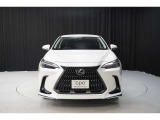 エクステリアは、一目でLEXUSとわかるスピンドルグリルを起点に、人が乗るキャビンの前後を大胆に絞り込んだ菱形のボディと力強く張り出したホイールフレアを融合させ、タイヤの存在を強調しています。