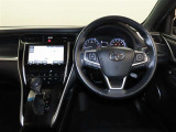 整然と纏められた操作性の良いスイッチ類。