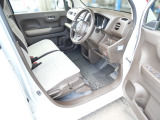 運転席も広いので毎日の運転も快適です(*&acute;з`)
